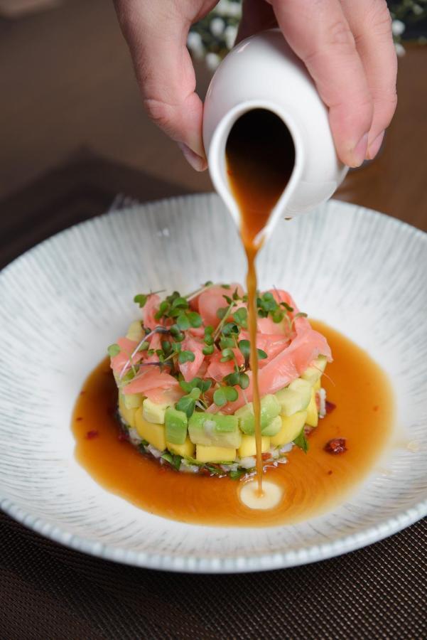 Royal Tulip Hotel & Casino, Tbilisi Eksteriør bilde Soy sauce being drizzled over a sushi dish