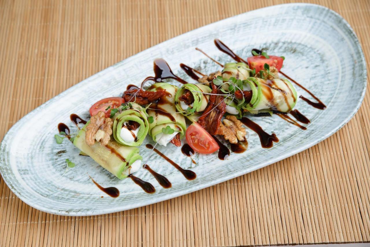 Royal Tulip Hotel & Casino, Tbilisi Eksteriør bilde A salad with balsamic vinegar