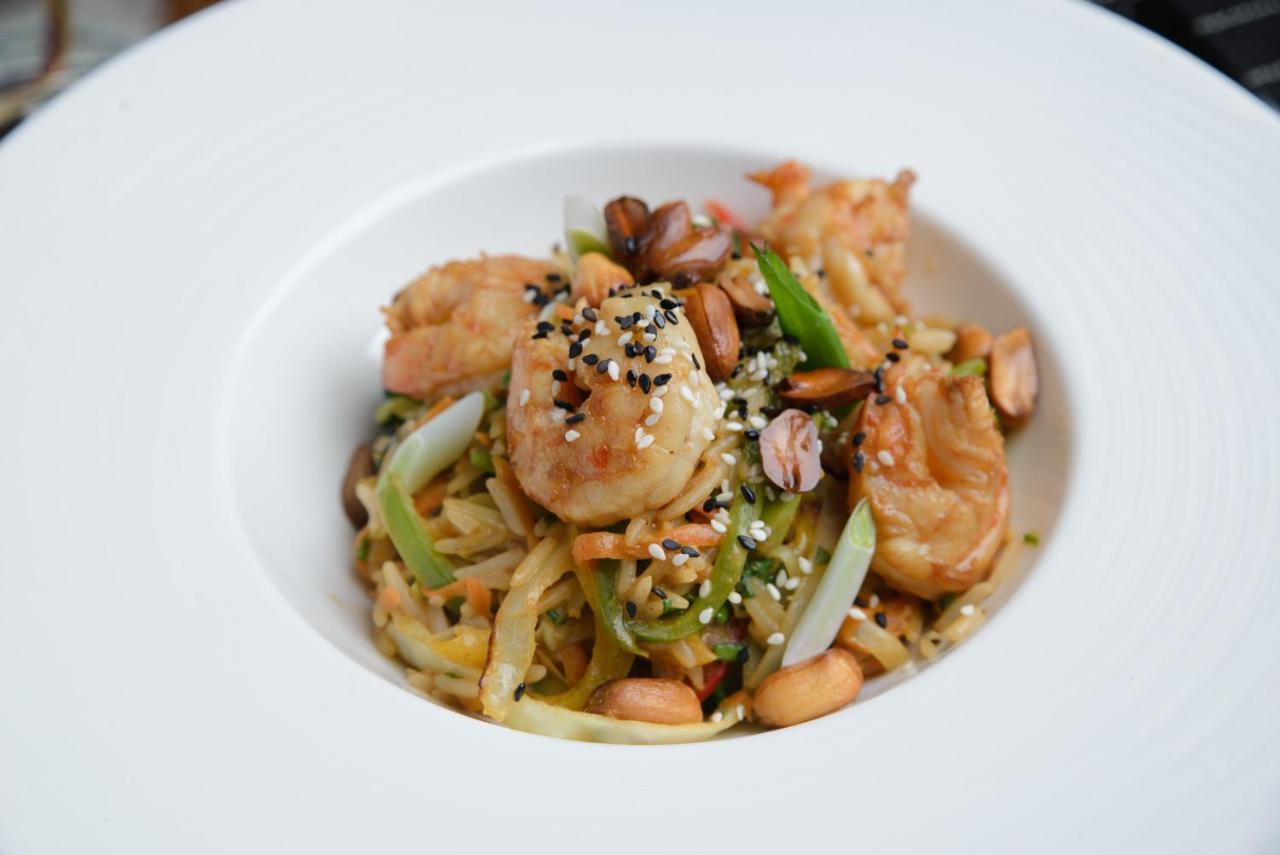Royal Tulip Hotel & Casino, Tbilisi Eksteriør bilde Shrimp chow mein
