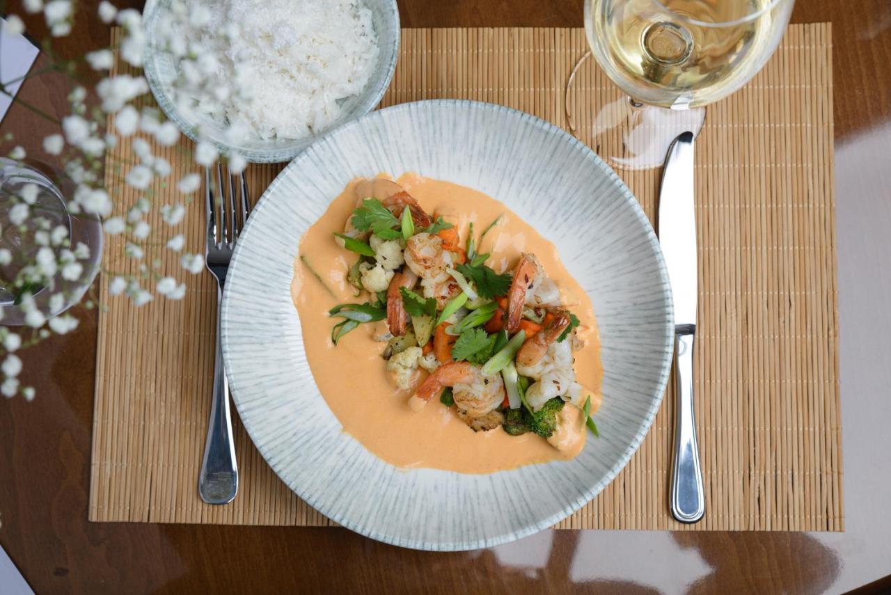 Royal Tulip Hotel & Casino, Tbilisi Eksteriør bilde A plate of Thai seafood chowder