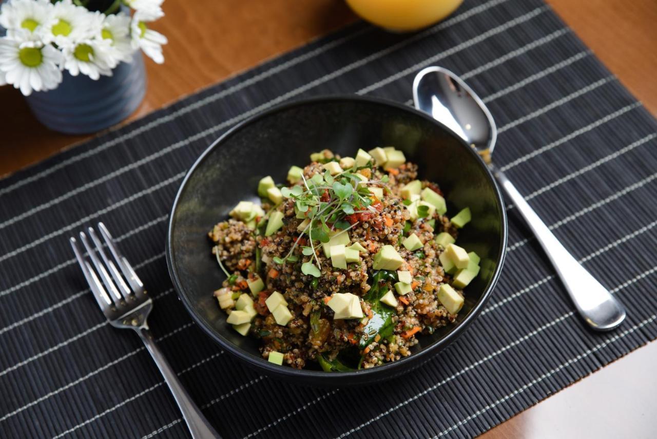 Royal Tulip Hotel & Casino, Tbilisi Eksteriør bilde Quinoa salad with avocado