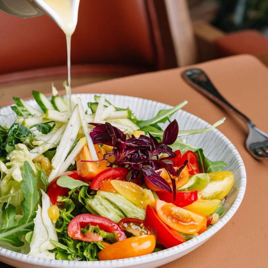 Royal Tulip Hotel & Casino, Tbilisi Eksteriør bilde A salad being drizzled with a vinaigrette