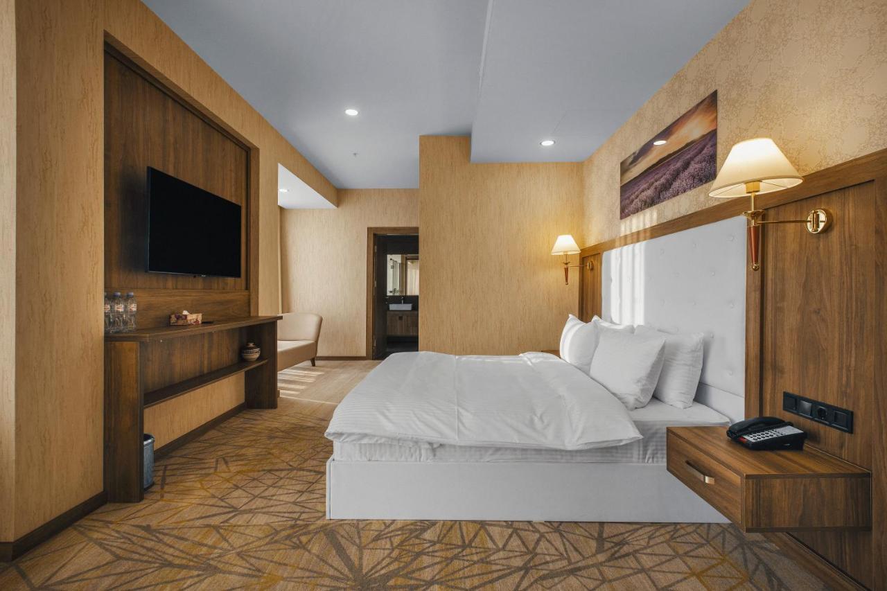 Royal Tulip Hotel & Casino, Tbilisi Eksteriør bilde Deluxe Suite