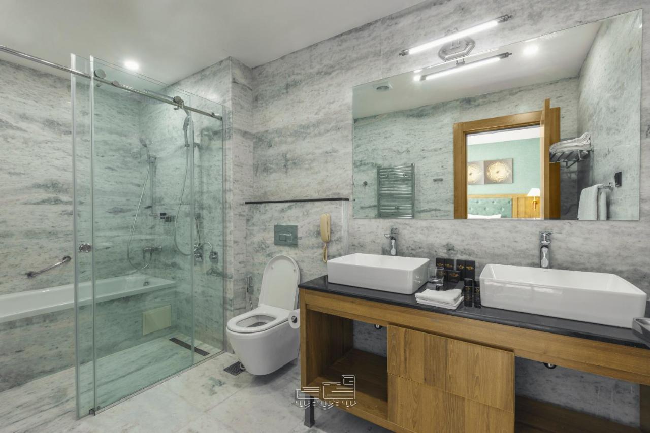 Royal Tulip Hotel & Casino, Tbilisi Eksteriør bilde Bathroom
