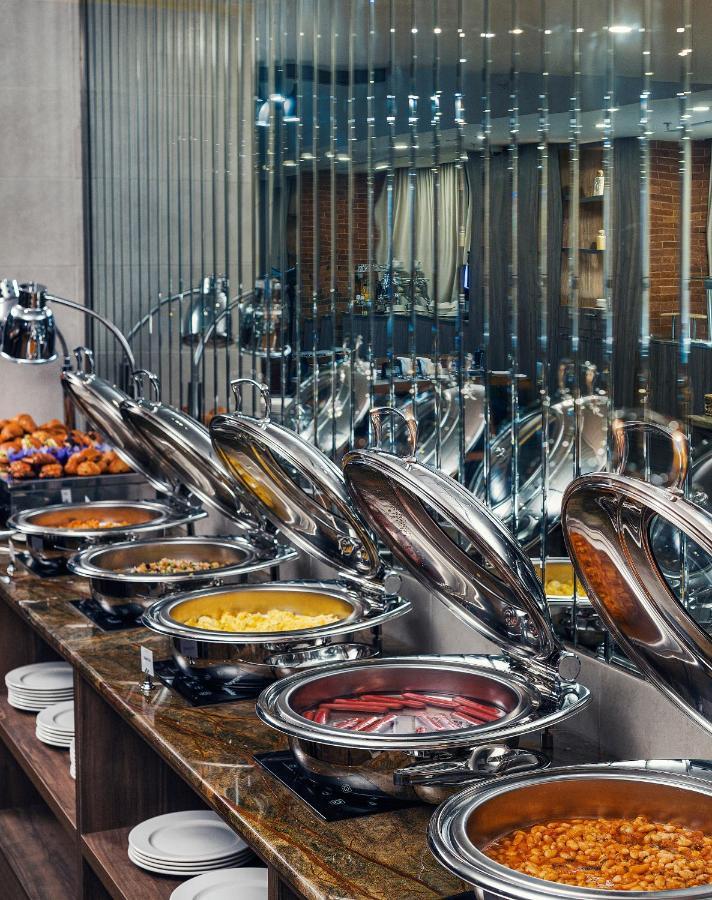 Royal Tulip Hotel & Casino, Tbilisi Eksteriør bilde A buffet at a hotel